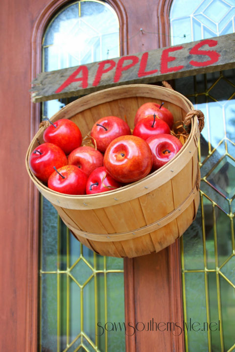 Basket of Apples Fall Front Door Decoration #falldecor #fallfrontdoor #frontdoor #decorhomeideas