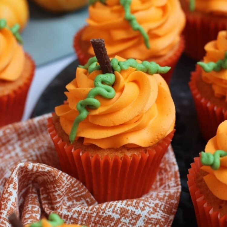 buttercream icing pumpkin cupcake idea