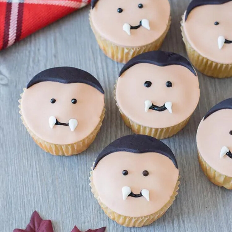 cute vampire dracula cupcakes