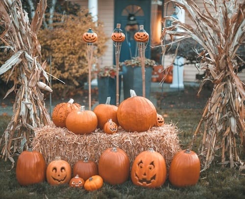 jack o lanterns on hay bale