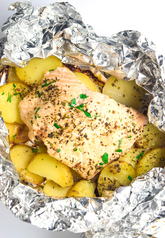 garlic herb salmon foil packets1